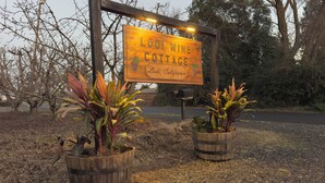 Ein Holzschild für Lodi Wine Cottage in Lodi, Kalifornien.