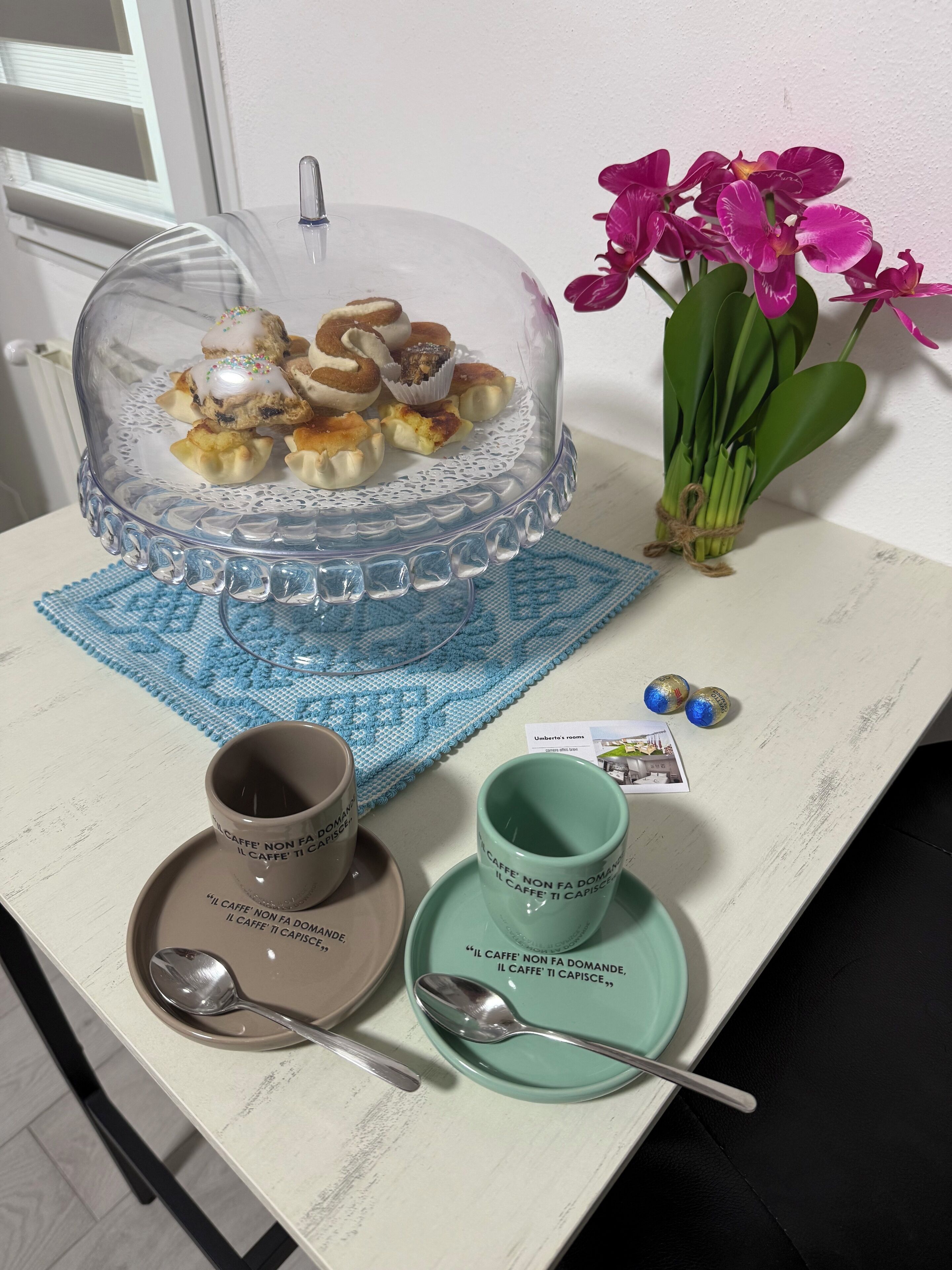 Economy Double Room, Garden View | In-room dining