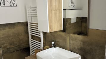 Economy tweepersoonskamer, uitzicht op tuin | Badkamer