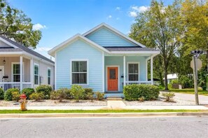 Exterior - Blue Bungalow · Fenced Yard · Walk Downtown · UF (Gainesville)