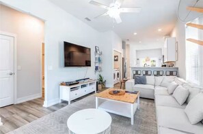 Smart TV, books, stereo - Blue Bungalow · Fenced Yard · Walk Downtown · UF (Gainesville)