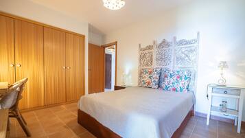 1 bedroom, iron/ironing board, internet, bed sheets