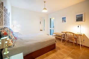 1 chambre, fer et planche à repasser, accès Internet, draps fournis