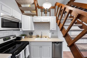 Fridge, microwave, oven, stovetop - Charming Mt. Adams 1BR in Prime Location! (Cincinnati)