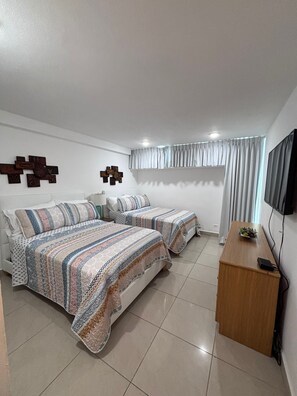 2 habitaciones, tabla de planchar con plancha y cuna de viaje 