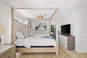 3 slaapkamers, een bureau, een strijkplank/strijkijzer, reisbedje