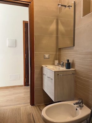 Dusche, Haartrockner, Bidet, Handtücher