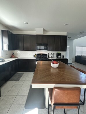 Microwave, oven, stovetop, dishwasher - Play and Stay Spacious Luxe Lounge (Hutto)