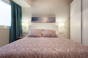 1 dormitorio, tabla de planchar con plancha, Internet y ropa de cama