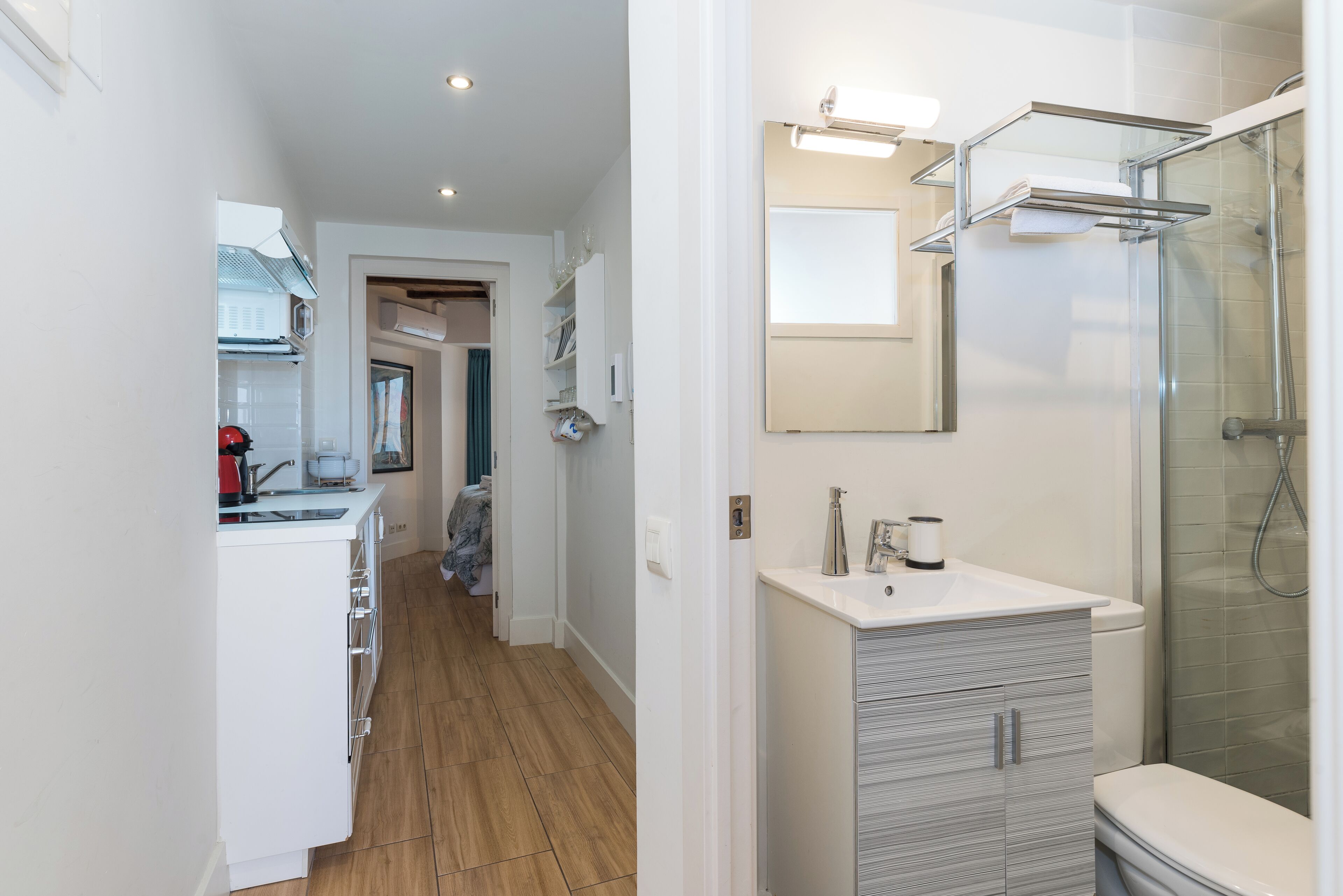 Doccia, asciugacapelli, asciugamani, carta igienica