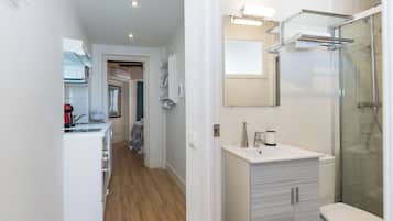 Doccia, asciugacapelli, asciugamani, carta igienica