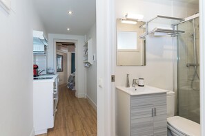 Doccia, asciugacapelli, asciugamani, carta igienica