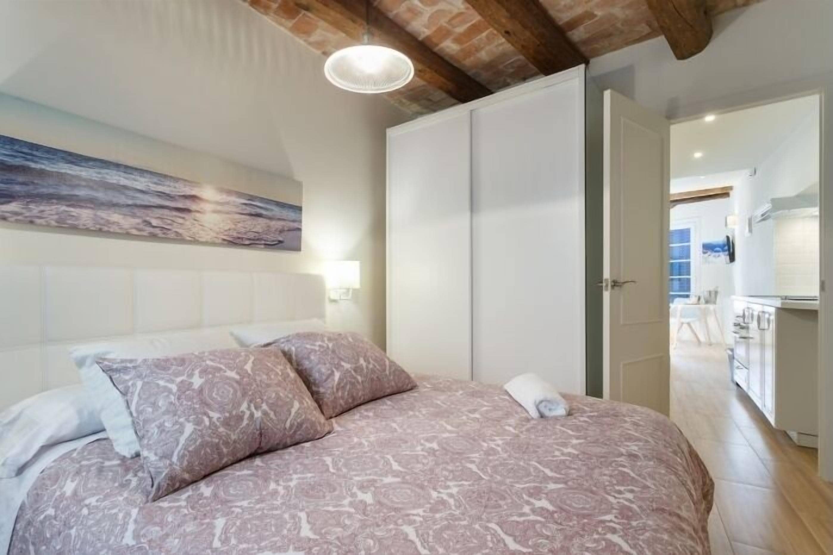 1 habitación, tabla de planchar con plancha, wifi gratis y ropa de cama 