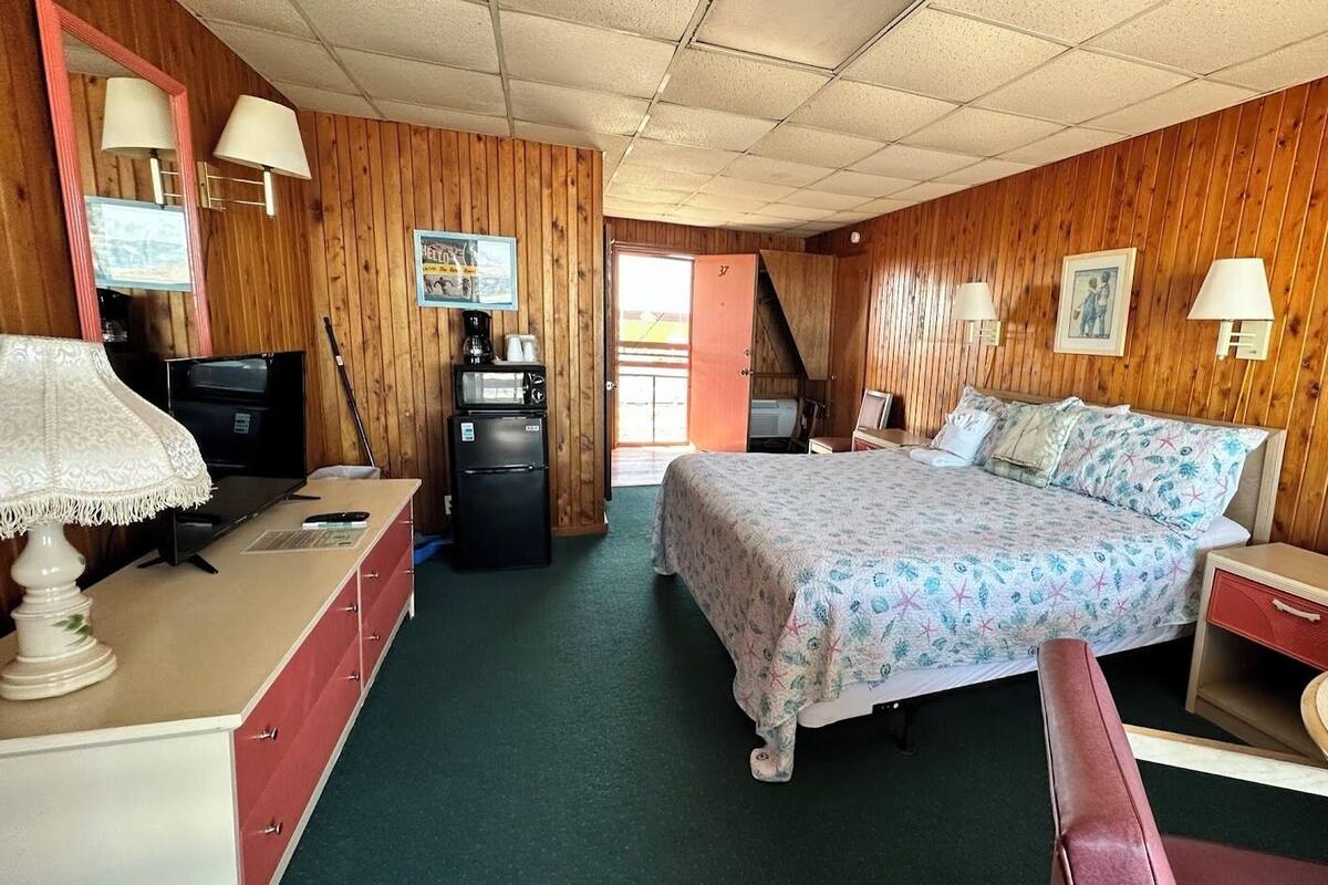 Classic Room, 1 King Bed, Poolside | Free WiFi