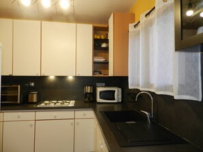 Frigorífic, microones, forn i placa de cuina