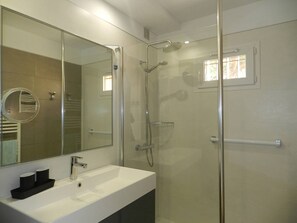 Bathroom - 3-room apartment, 6 beds, parking in Bormes-les-Mimosas (Bormes-les-Mimosas)