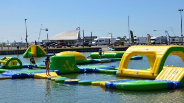 Un espace de jeux aquatiques extérieur avec des structures gonflables.