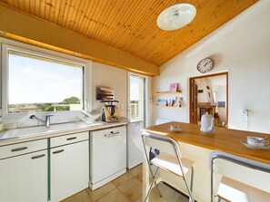 Fridge, microwave, oven, stovetop - Family house with 6 bedrooms in Brem Sur Mer with garden - WIFI (Brem)