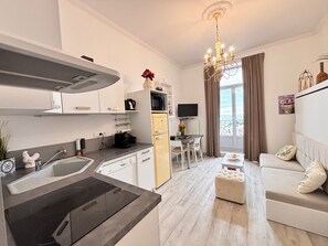 Fridge, microwave, stovetop, coffee/tea maker - Studio for 2 with Wi-Fi, residence with pool (Les Sables-d'Olonne)