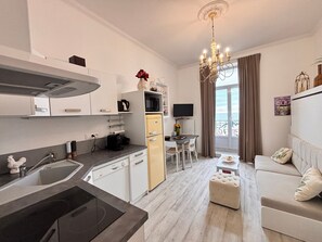 Fridge, microwave, stovetop, coffee/tea maker - Studio for 2 with Wi-Fi, residence with pool (Les Sables-d'Olonne)