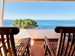 Property grounds - Beachfront apartment, direct access, 2 bedrooms (Roses)