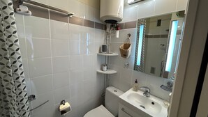 A bathroom with a toilet, sink, and shower area. - Apartment for 4 at 50m from the beach (Argelès-sur-Mer)