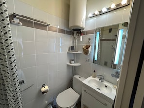 A bathroom with a toilet, sink, and shower area. - Apartment for 4 at 50m from the beach (Argelès-sur-Mer)