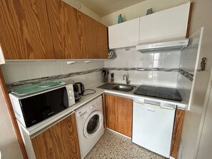Fridge, microwave, stovetop, coffee/tea maker - Apartment for 4 at 50m from the beach (Argelès-sur-Mer)