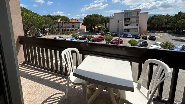A balcony with a view of a parking lot and buildings. - Apartment for 4 at 50m from the beach (Argelès-sur-Mer)