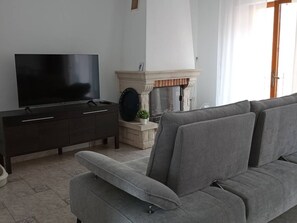 TV - Village house with air conditioning, terrace, 6-8 pers, Canet-en-Roussillon (Canet-en-Roussillon)