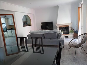 TV - Village house with air conditioning, terrace, 6-8 pers, Canet-en-Roussillon (Canet-en-Roussillon)