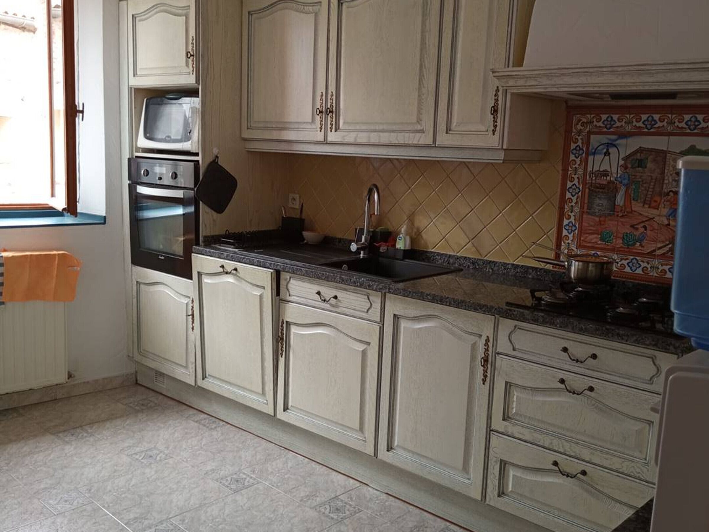 Réfrigérateur, four à micro-ondes, un four, cafetière-théière