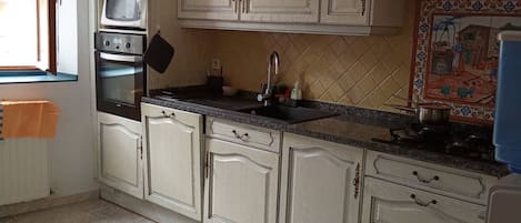 Réfrigérateur, four à micro-ondes, un four, cafetiÚre-théiÚre