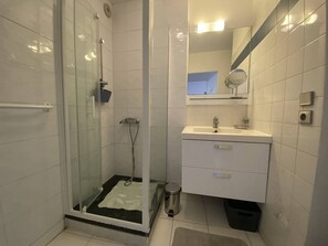 Bathroom - Modern 3-room apartment on marina for 6 people (Canet-Plage)