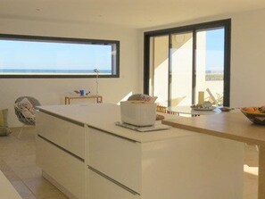 Dining - Luxurious Sea-Facing Villa with Heated Pool - 4 Bedrooms, Private Beach Access (Le Barcarès)