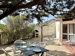 Outdoor dining - Cozy Beach House with Terrace and Parking, 100m from the Shore - Torreilles Plage (Torreilles)