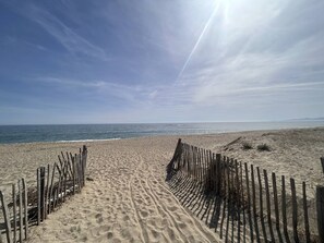 On the beach - Cozy Beach House with Terrace and Parking, 100m from the Shore - Torreilles Plage (Torreilles)