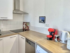 Fridge, microwave, oven, stovetop - Cozy Beach House with Terrace and Parking, 100m from the Shore - Torreilles Plage (Torreilles)
