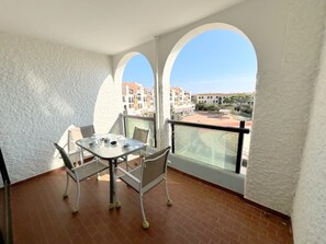 Outdoor dining - Apartment for 4 with pool and parking in Le Barcarès (Le Barcarès Coudalère)