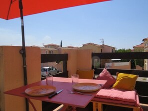 Outdoor dining - Renovated studio with mezzanine, near beach and shops, private parking (Le Barcarès)