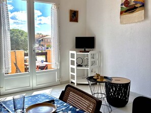 TV - Renovated studio with mezzanine, near beach and shops, private parking (Le Barcarès)