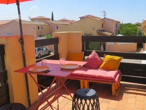 Outdoor dining - Renovated studio with mezzanine, near beach and shops, private parking (Le Barcarès)