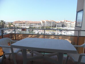 Outdoor dining - Cozy Two-Room Apartment in Canet-Plage with Loggias and Parking (Canet-Plage)