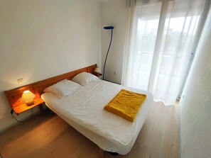 Room - Cozy Two-Room Apartment in Canet-Plage with Loggias and Parking (Canet-Plage)