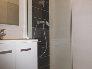 Bathroom - Cozy Two-Room Apartment in Canet-Plage with Loggias and Parking (Canet-Plage)