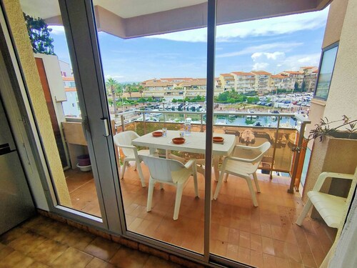 Cozy Two-Room Apartment in Canet-Plage with Loggias and Parking