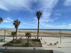 On the beach - Renovated beachfront T3, loggia, private parking (Canet-Plage)