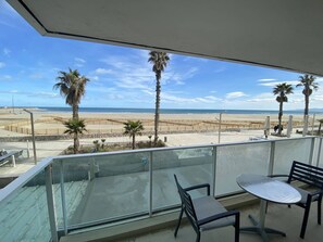 Outdoor dining - Renovated beachfront T3, loggia, private parking (Canet-Plage)