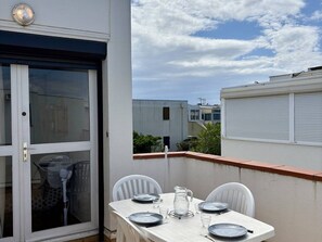 Outdoor dining - Quiet Studio Near Beach with Terrace and Parking (Le Barcarès)
