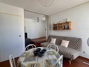 Dining - Quiet Studio Near Beach with Terrace and Parking (Le Barcarès)